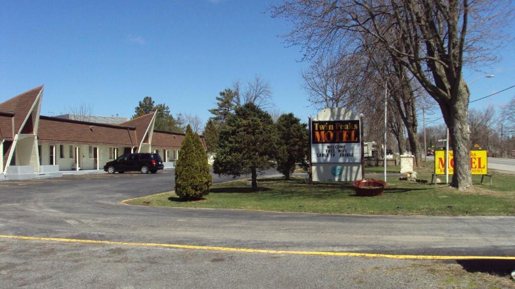 Twin Peaks Motel Napanee エクステリア 写真