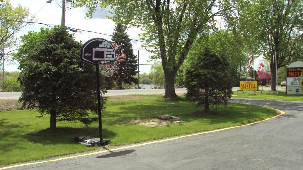 Twin Peaks Motel Napanee エクステリア 写真