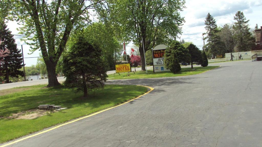 Twin Peaks Motel Napanee エクステリア 写真