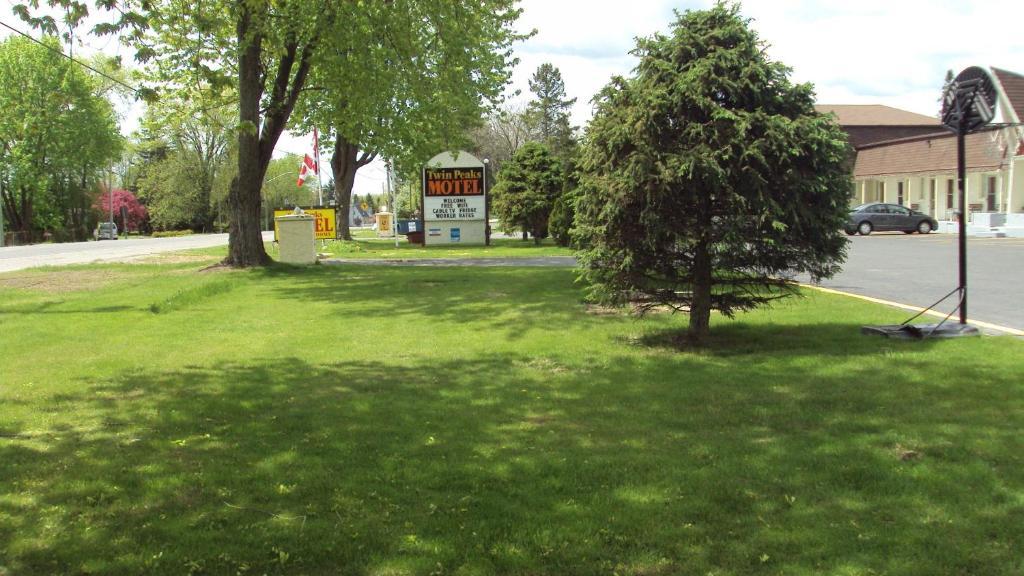Twin Peaks Motel Napanee エクステリア 写真