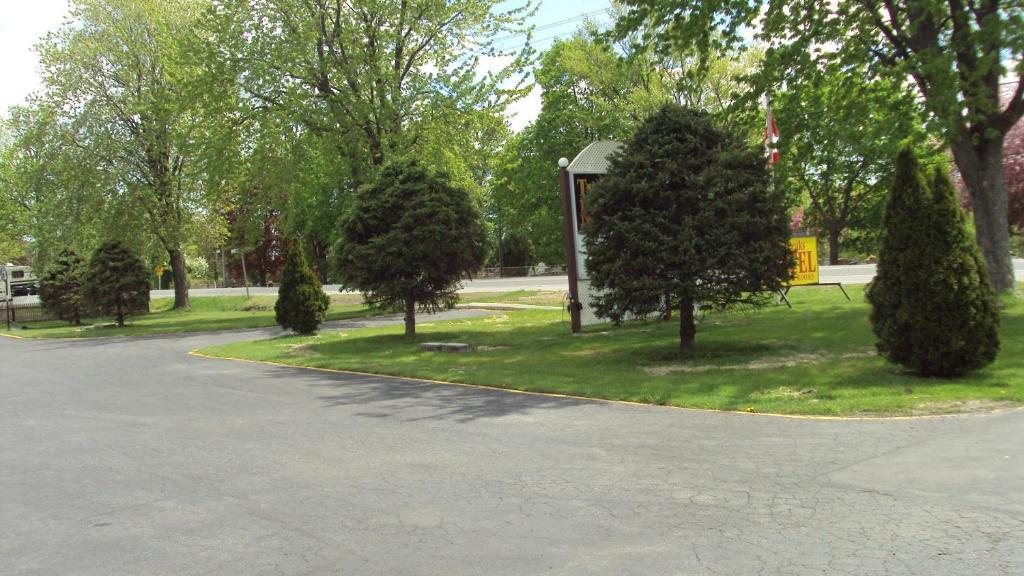 Twin Peaks Motel Napanee エクステリア 写真