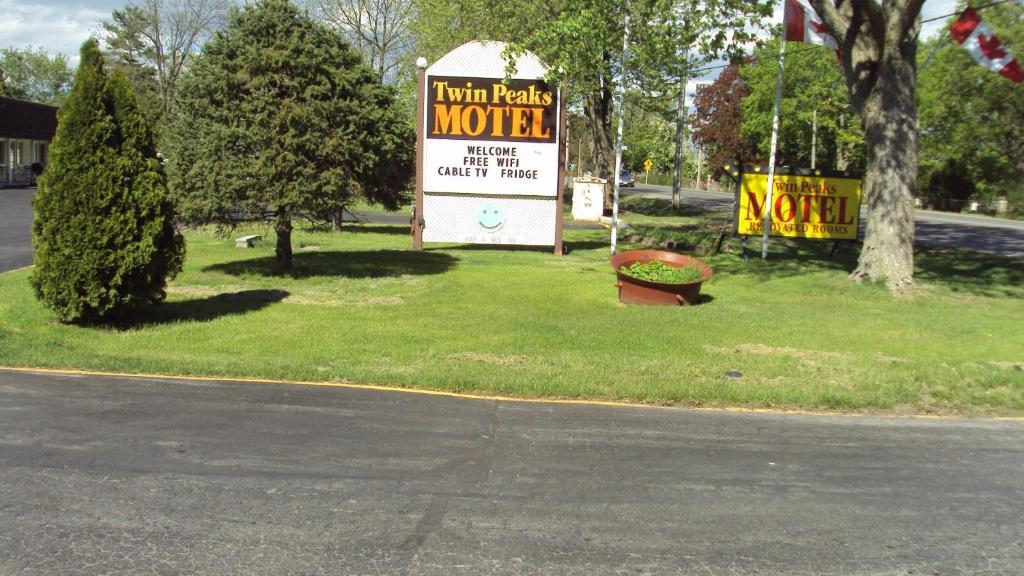 Twin Peaks Motel Napanee エクステリア 写真