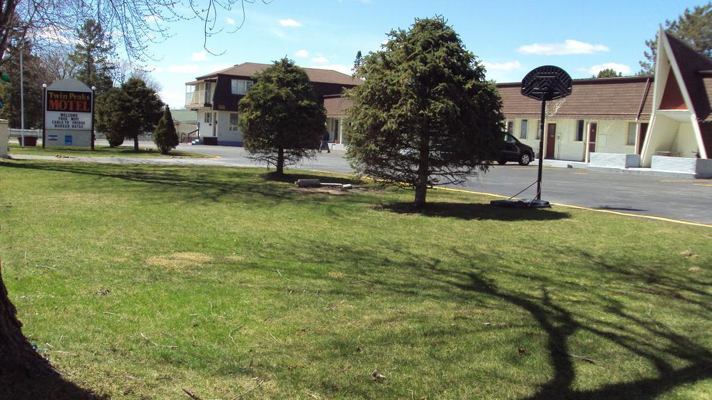 Twin Peaks Motel Napanee エクステリア 写真
